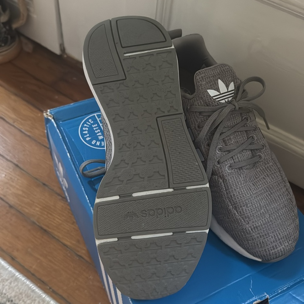 Adidas - Picture 3 of 6
